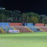 ...arricchito da una piccola tribuna che accoglie i tifosi